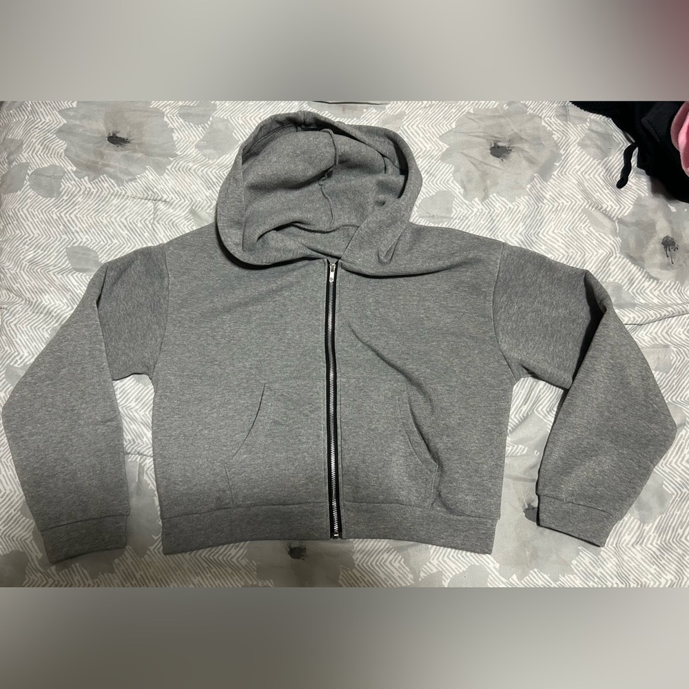 💰2/$10 Romwe Grey Zip up (semi crop)polyester sweater -size xl